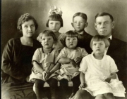 Levi 001.jpg: 1923? - Great Grandma A, Aunt Marie, Uncle Jack, Great Grandpa Les, Aunt Jean, Aunt Jessie, Aunt Sally